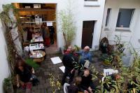 Die ersten Besucher der Dortmunder Museumsnacht 2014 im Innenhof des Atelier21.