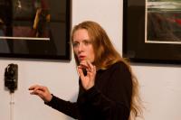 Die Sängerin Natalie Mol findet Töne für die Kunst von Marika Bergmann.