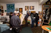 Reger Austausch zwischen den Besuchern der Museumsnacht und den Künstlern des Atelier21